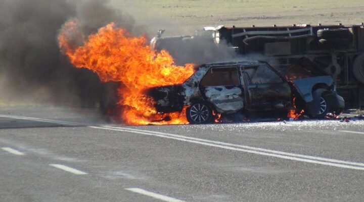 Kars’ta yanan otomobilden son anda kurtarıldı