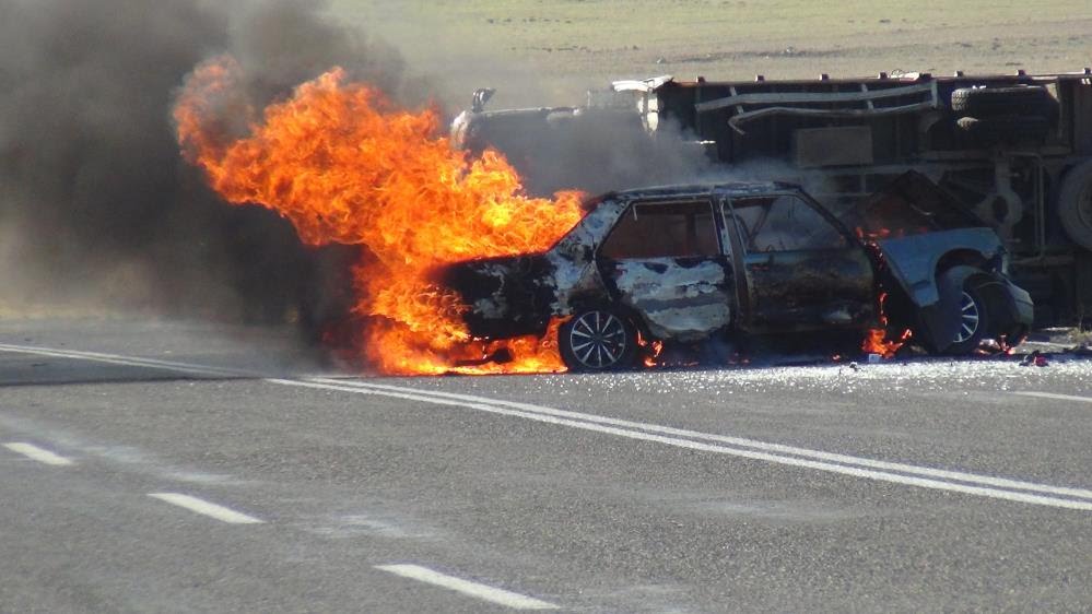 Kars’ta yanan otomobilden son anda kurtarıldı